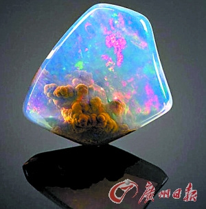 罕见猫眼项坠内现绝美“星云”拍出2万美元（图）